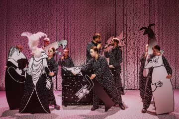 Lilla Teatern – Kris och katastrof i Mumindalen – På bilden Elena Rekola, Lumi Aunio, Ulriikka Heikinheimo, Reetta Moilanen, Joachim Wigelius, Ursula Salo, Robert Kock, Alexander Wendelin, Pia Runnakko – Foto Otto-Ville Väätäinen