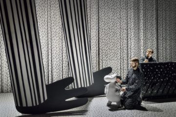 Lilla Teatern – Kris och katastrof i Mumindalen – På bilden Alexander Wendelin, Robert Kock – Foto Otto-Ville Väätäinen