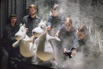 Lilla Teatern – Kris och katastrof i Mumindalen – På bilden Riina Tikkanen, , Alexander Wendelin, Reetta Moilanen, Lumi Aunio, Ulriikka Heikinheimo – Foto Otto-Ville Väätäinen