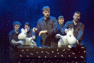 Lilla Teatern – Kris och katastrof i Mumindalen – På bilden Reetta Moilanen,   Elena Rekola, Robert Kock, Riina Tikkanen, Alexander Wendelin – Foto Otto-Ville Väätäinen