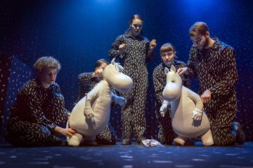 Lilla Teatern – Kris och katastrof i Mumindalen – På bilden Reetta Moilanen,   Elena Rekola, Ulriikka Heikinheimo, Riina Tikkanen, Alexander Wendelin – Foto Otto-Ville Väätäinen