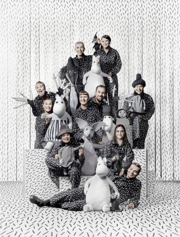 Lilla Teatern – Kris och katastrof i Mumindalen – På bilden  Alexander Wendelin,  Reetta Moilanen, Lumi Aunio, Ursula Salo,  Riina Tikkanen, Robert Kock, Ulriikka Heikinheimo, Pia Runnakko, Joachim Wigelius, Elena Rekola– Foto Otto-Ville Väätäinen