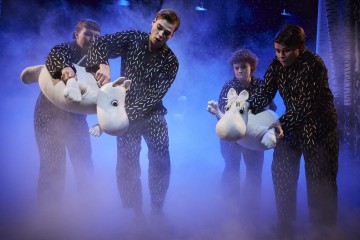 Lilla Teatern – Kris och katastrof i Mumindalen – På bilden Riina Tikkanen, Alexander Wendelin, Reetta Moilanen, Elena Rekola – Foto Linus Lindholm