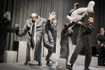 Lilla Teatern – Kris och katastrof i Mumindalen – På bilden Joachim Wigelius, Riina Tikkanen, Ursula Salo, Robert Kock, Alexander Wendelin, Elena Rekola, Lumi Aunio – Foto Otto-Ville Väätäinen