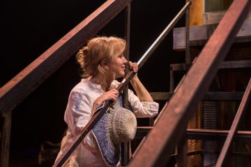 Helsingin Kaupunginteatteri – Hiljaiset sillat – Kuvassa Merja Larivaara – Kuva Sami Mannerheimo