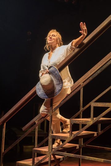 Helsingin Kaupunginteatteri – Hiljaiset sillat – Kuvassa Merja Larivaara – Kuva Sami Mannerheimo