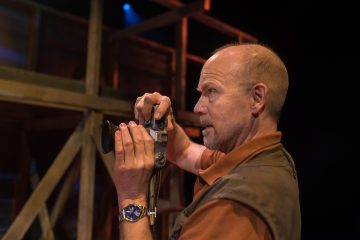 Helsingin Kaupunginteatteri – Hiljaiset sillat – Kuvassa Kari Heiskanen – Kuva Sami Mannerheimo