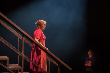 Helsingin Kaupunginteatteri – Hiljaiset sillat – Kuvassa Merja Larivaara ja Elina Hietala – Kuva Sami Mannerheimo