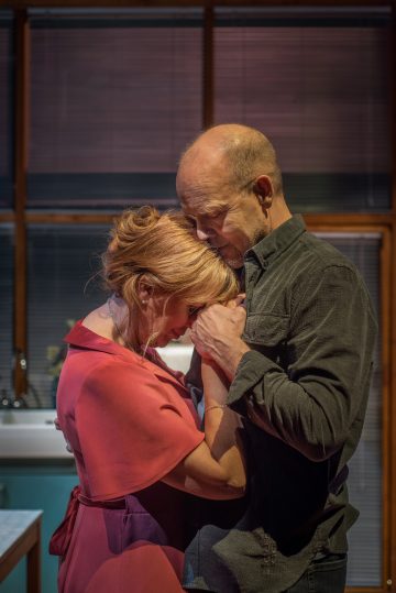 Helsingin Kaupunginteatteri – Hiljaiset sillat – Kuvassa Merja Larivaara ja Kari Heiskanen – Kuva Sami Mannerheimo