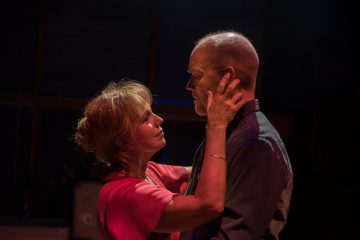 Helsingin Kaupunginteatteri – Hiljaiset sillat – Kuvassa Merja Larivaara ja Kari Heiskanen – Kuva Sami Mannerheimo