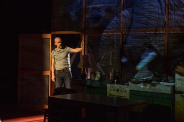 Helsingin Kaupunginteatteri – Hiljaiset sillat – Kuvassa Kari Heiskanen – Kuva Sami Mannerheimo