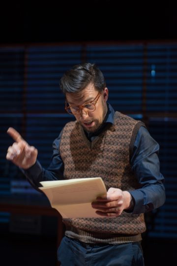 Helsingin Kaupunginteatteri – Hiljaiset sillat – Kuvassa Mikko Virtanen – Kuva Sami Mannerheimo