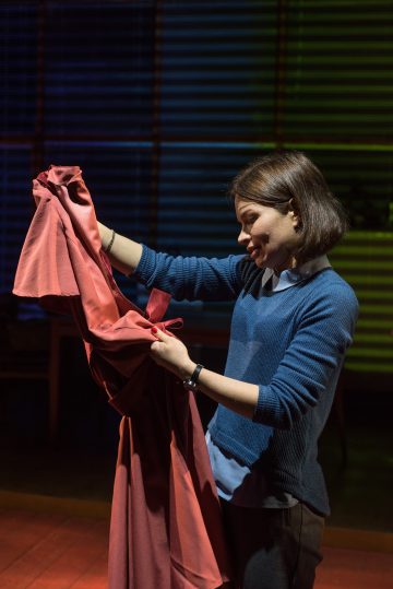 Helsingin Kaupunginteatteri – Hiljaiset sillat – Kuvassa Elina Hietala – Kuva Sami Mannerheimo