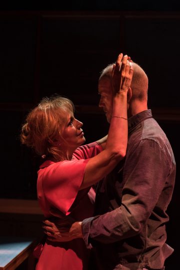 Helsingin Kaupunginteatteri – Hiljaiset sillat – Kuvassa Merja Larivaara ja Kari Heiskanen – Kuva Sami Mannerheimo