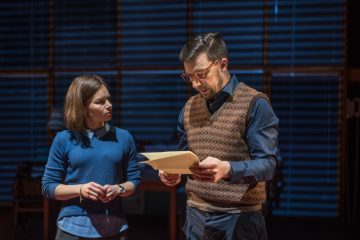 Helsingin Kaupunginteatteri – Hiljaiset sillat – Kuvassa Elina Hietala ja Mikko Virtanen – Kuva Sami Mannerheimo