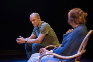 Helsingin Kaupunginteatteri – Hiljaiset sillat – Kuvassa Kari Heiskanen ja Merja Larivaara – Kuva Sami Mannerheimo