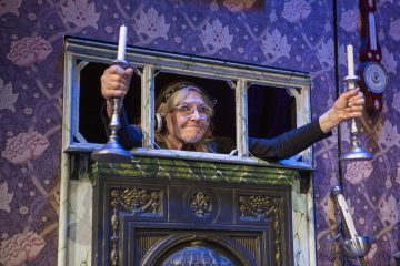 Helsingin Kaupunginteatteri – Näytelmä joka menee pieleen – Kuvassa Eija Vilpas – Kuva Tapio Vanhatalo