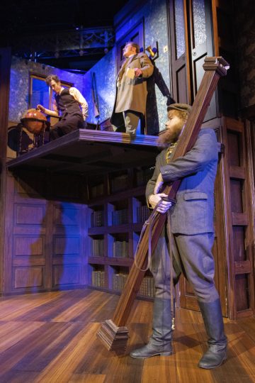 Helsingin Kaupunginteatteri – Näytelmä joka menee pieleen – Kuvassa Joel Hirvonen, Alex Anton ja Santeri Kinnunen – Kuva Tapio Vanhatalo