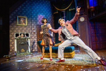 Helsingin Kaupunginteatteri– Näytelmä joka menee pieleen – Kuvassa Joel Hirvonen ja Sanna-June Hyde – Kuva Tapio Vanhatalo