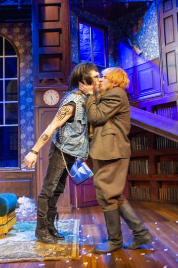 Helsingin Kaupunginteatteri– Näytelmä joka menee pieleen – Kuvassa Pekka Huotari ja Joel Hirvonen – Kuva Tapio Vanhatalo