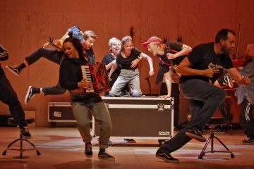 Lilla Teatern – Once – Kuvassa Ulriikka Heikinheimo, Alexander Wendelin, Pia Runnakko, Vilja Seivo, Santeri Helinheimo Mäntylä, Robert Kock ja Aili Järvelä – Kuva Otto-Ville Väätäinen