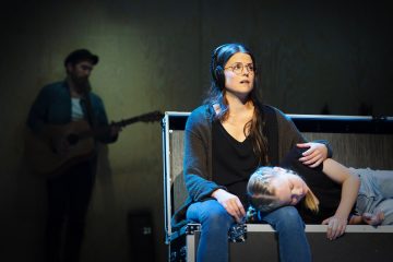 Lilla Teatern – Once – Kuvassa Molla Rantamäki ja Emma Klingenberg – Kuva Otto-Ville Väätäinen