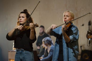 Lilla Teatern – Once – Kuvassa Ulriikka Heikinheimo ja Aili Järvelä – Kuva Otto-Ville Väätäinen