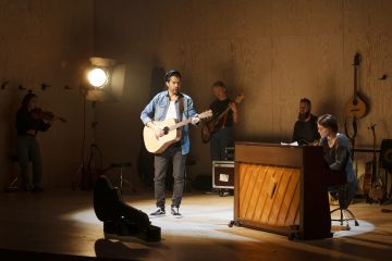 Lilla Teatern – Once – Kuvassa Ulriikka Heikinheimo, Tuukka Leppänen, Santeri Helinheimo Mäntylä, Kalle Ruusukallio ja Emma Klingenberg – Kuva Otto-Ville Väätäinen