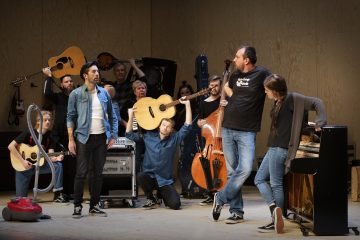 Lilla Teatern – Once – Kuvassa Santeri Helinheimo Mäntylä, Kalle Ruusukallio, Tuukka Leppänen, Aili Järvelä, Joachim Wigelius, Pia Runnakko, Alexander Ulriikka Heikinheimo, Riku Vartiainen, Robert Kock ja Emma Klingenberg – Kuva Otto-Ville Väätäinen