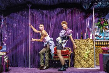 Helsingin Kaupunginteatteri – Priscilla, aavikon kuningatar – Kuvassa Lauri Mikkola, Niki Rautén – Kuva Robert Seger