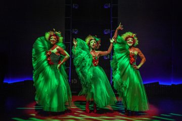 Helsingin Kaupunginteatteri – Priscilla, aavikon kuningatar – Kuvassa Niki Rautén, Clarissa Jäärni, Lauri Mikkola – Kuva Robert Seger