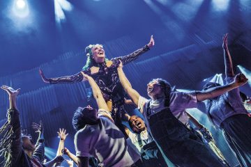 Helsingin Kaupunginteatteri – Priscilla, aavikon kuningatar – Kuvassa keskellä Raili Raitala – Kuva Robert Seger