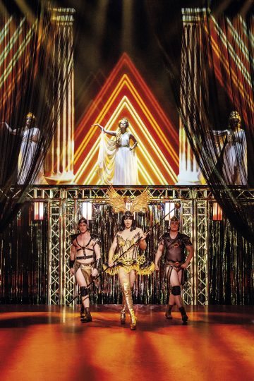 Helsingin Kaupunginteatteri – Priscilla, aavikon kuningatar – Kuvassa edessä Jack Johansson, Niki Rautén, Martti Manninen, takana Johanna Försti, Jennie Storbacka, Maria Lund – Kuva Robert Seger