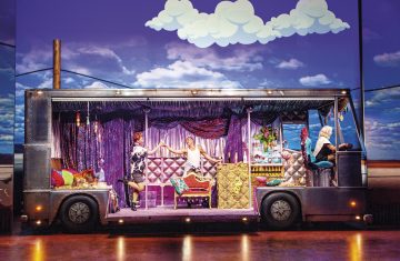 Helsingin Kaupunginteatteri – Priscilla, aavikon kuningatar – Kuvassa Niki Rautén, Lauri Mikkola, Clarissa Jäärni – Kuva Robert Seger