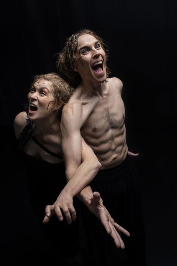 Helsingin Kaupunginteatteri – Kolme teosta kontaktista – Soidinmenot– Kuvassa Inka Tiitinen ja Mikko Paloniemi – Kuva Kai Kuusisto