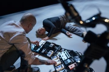 Helsingin Kaupunginteatteri – Kolme teosta kontaktista – Luodos – Kuvassa Heidi Naakka ja Tapani Rinne – Kuva Kai Kuusisto