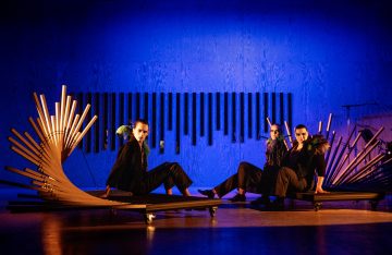 Lilla Teatern – Konstuniversitetets Teaterhögskola – Rasande Stillestånd – På bilden Walter Ruokolahti, Greta Lignell, Linnea Sundblom – Foto Cata Portin