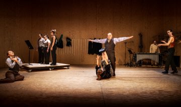 Lilla Teatern – Konstuniversitetets Teaterhögskola – Rasande Stillestånd – På bilden Sara Pirhonen, Antonia Atarah, Linnea Sundblom, Greta Lignell, Tobias Klemets, Alexandra Gustafsson, Joonas Leppänen, Walter Ruokolahti – Foto Cata Portin