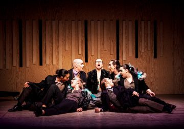 Lilla Teatern – Konstuniversitetets Teaterhögskola – Rasande Stillestånd – På bilden Antonia Atarah, Greta Lignell, Tobias Klemets, Alexandra Gustafsson, Sara Pirhonen, Linnea Sundblom, Walter Ruokolahti – Foto Cata Portin