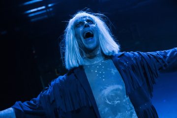 Helsingin Kaupunginteatteri – Kolme teosta kontaktista – Soidinmenot – Kuvassa Mikko Paloniemi – Kuva Kai Kuusisto