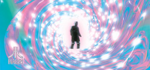 Siluettina oleva henkilö seisoo vaaleanpunaisista, sinisistä ja valkoisista valoista koostuvan pyörteisen pyörteen keskellä, jonka alla on ruudukkokuvio. Vasemmassa alakulmassa on sana HARRI ja logo.