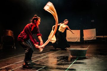 Helsingin Kaupunginteatteri – Jumala on kauneus – Taideyliopiston Teatterikorkeakoulu – Kuvassa Nana Saijets, Alexandra Oupornikova – Kuva Robert Seger