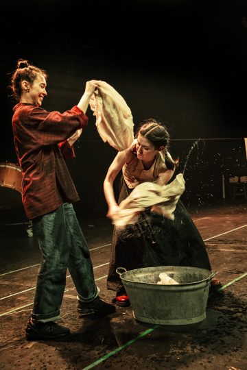 Helsingin Kaupunginteatteri – Jumala on kauneus – Taideyliopiston Teatterikorkeakoulu – Kuvassa Nana Saijets, Alexandra Oupornikova – Kuva Robert Seger