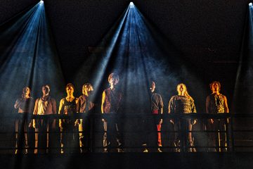 Helsingin Kaupunginteatteri – Jumala on kauneus – Taideyliopiston Teatterikorkeakoulu – Kuvassa Heikki Nousiainen, Ville Hilska, Juuso Timonen, Milla Kaitalahti, Mauno Terävä, Akseli Lehtinen, Kate Lusenberg, Julius Susimäki – Kuva Robert Seger