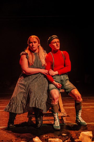 Helsingin Kaupunginteatteri – Jumala on kauneus – Taideyliopiston Teatterikorkeakoulu – Kuvassa Kate Lusenberg, Akseli Lehtinen – Kuva Robert Seger