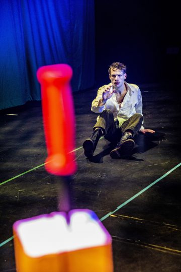 Helsingin Kaupunginteatteri – Jumala on kauneus – Taideyliopiston Teatterikorkeakoulu – Kuvassa Juhana Hurme – Kuva Robert Seger