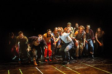 Helsingin Kaupunginteatteri – Jumala on kauneus – Taideyliopiston Teatterikorkeakoulu – Kuvassa Akseli Lehtinen, Juuso Timonen, Ville Hilska, Alexandra Oupornikova, Veera Anttila, Mauno Terävä, Kate Lusenberg, Juhana Hurme, Heikki Nousiainen, Julius Susimäki, Mauno Terävä, Nana Saijets, Milla Kaitalahti – Kuva Robert Seger