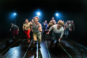 Helsingin Kaupunginteatteri – Jumala on kauneus – Taideyliopiston Teatterikorkeakoulu – Kuvassa Akseli Lehtinen, Alexandra Oupornikova, Ville Hilska, Julius Susimäki, Veera Anttila, Juhana Hurme, Kate Lusenberg, Mauno Terävä, Milla Kaitalahti, Heikki Nousiainen – Kuva Robert Seger