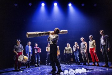 Helsingin Kaupunginteatteri – Jumala on kauneus – Taideyliopiston Teatterikorkeakoulu – Kuvassa Akseli Lehtinen, Veera Anttila, Nana Saijets, Heikki Nousiainen, Mauno Terävä, Kate Lusenberg, Milla Kaitalahti, Julius Susimäki, Alexandra Oupornikova, Ville Hilska – Kuva Robert Seger