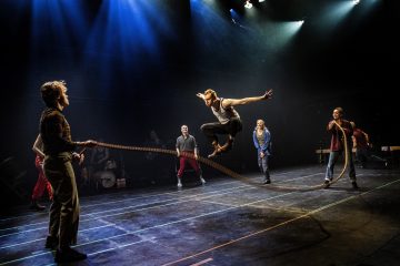 Helsingin Kaupunginteatteri – Jumala on kauneus – Taideyliopiston Teatterikorkeakoulu – Kuvassa Julius Susimäki, Akseli Lehtinen, Ville Hilska, Veera Anttila, Nana Saijet – Kuva Robert Seger